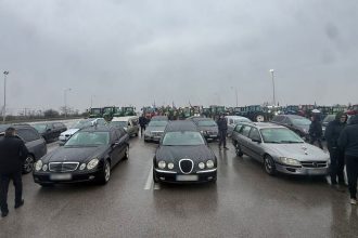 Πορεία με νεκροφόρες στο αγροτικό μπλόκο των Μαλγάρων