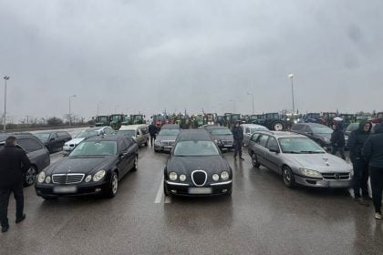 Πορεία με νεκροφόρες στο αγροτικό μπλόκο των Μαλγάρων