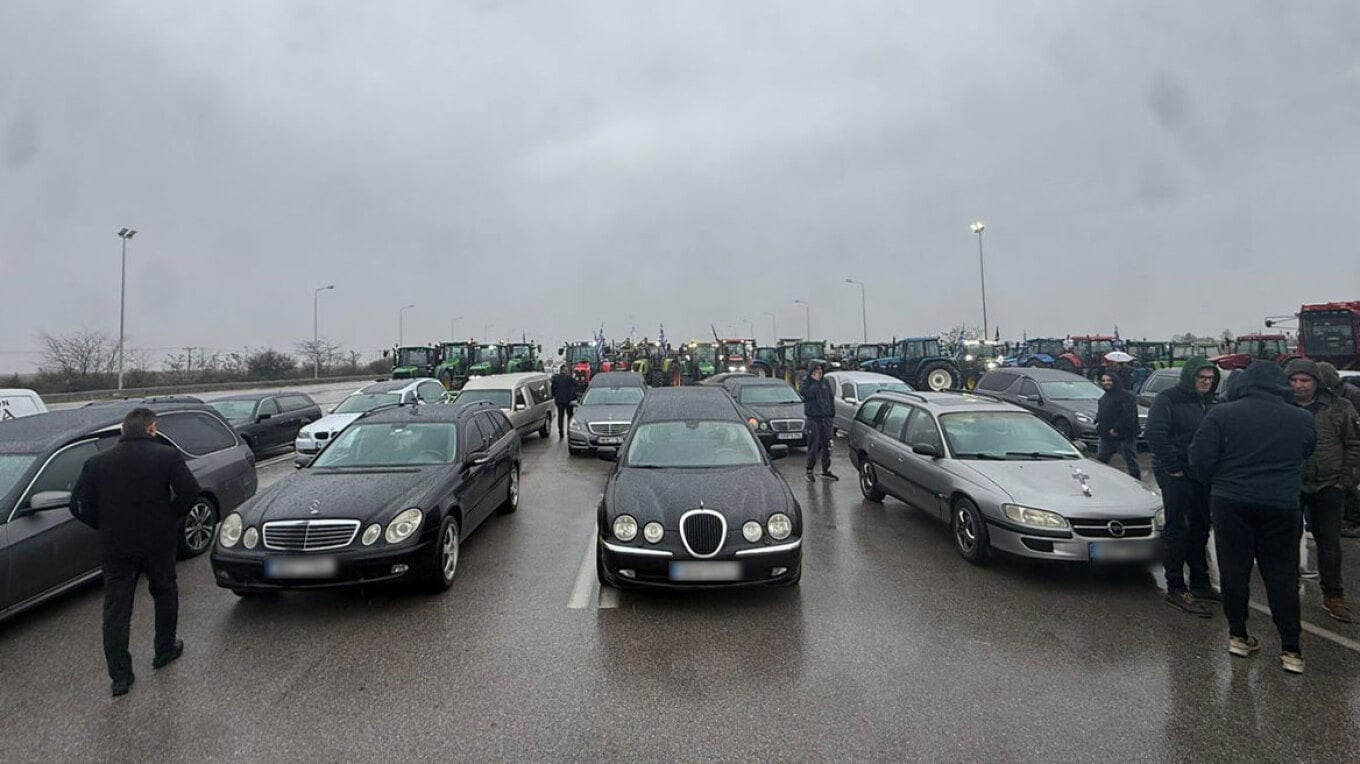 Πορεία με νεκροφόρες στο αγροτικό μπλόκο των Μαλγάρων