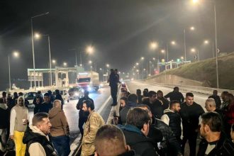 Κάτω Αχαΐα: Πεζοί αγρότες έκλεισαν την Πατρών - Πύργου (ΦΩΤΟ)