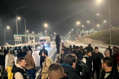 Κάτω Αχαΐα: Πεζοί αγρότες έκλεισαν την Πατρών - Πύργου (ΦΩΤΟ)