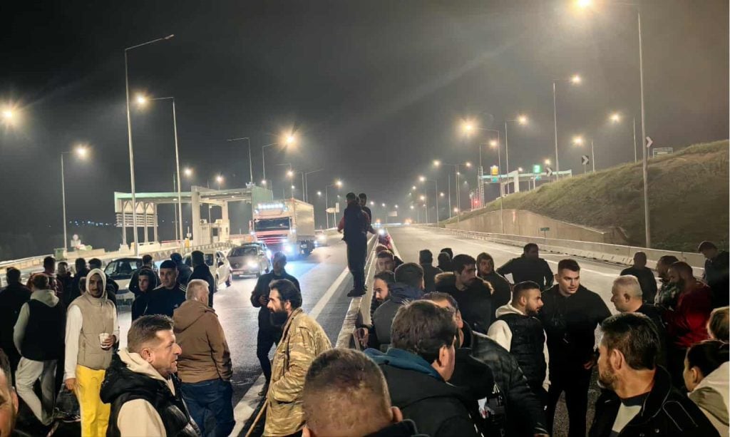 Κάτω Αχαΐα: Πεζοί αγρότες έκλεισαν την Πατρών - Πύργου (ΦΩΤΟ)