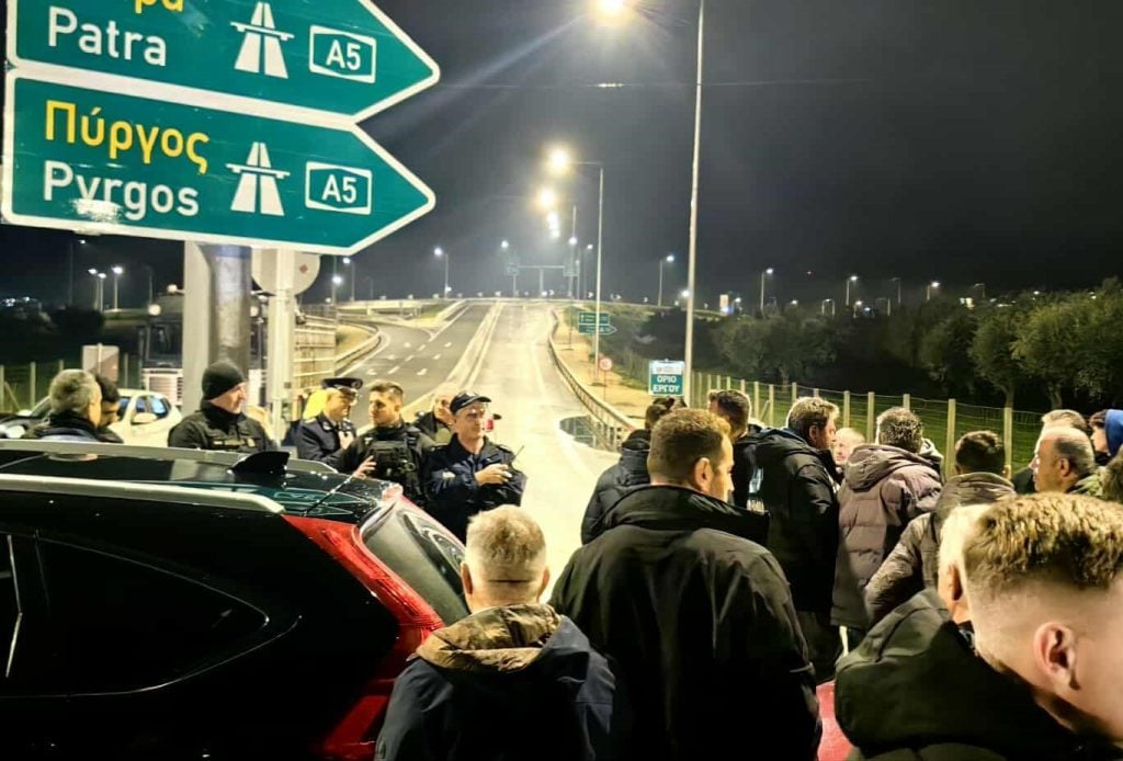 Κάτω Αχαΐα: Πεζοί αγρότες έκλεισαν την Πατρών - Πύργου (ΦΩΤΟ)