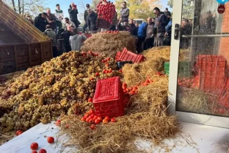 Ένταση στην Καβάλα: Διαμαρτυρία αγροτών με άχυρα, γάλα, ντομάτες και σταφύλια