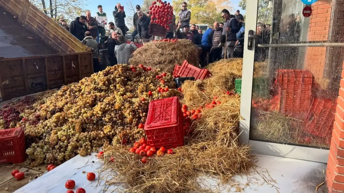 Ένταση στην Καβάλα: Διαμαρτυρία αγροτών με άχυρα, γάλα, ντομάτες και σταφύλια