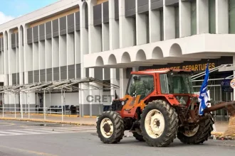 Άνοιξε το αεροδρόμιο του Ηρακλείου – Στον ΒΟΑΚ κατευθύνονται οι αγρότες