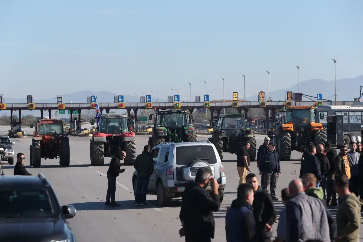 Οι αγρότες έκλεισαν την Εθνική στα Μάλγαρα, αυτοκίνητο έπεσε πάνω σε τρακτέρ - Μπλόκα σε Νίκαια Λάρισας, Καρδίτσα και Κομοτηνή