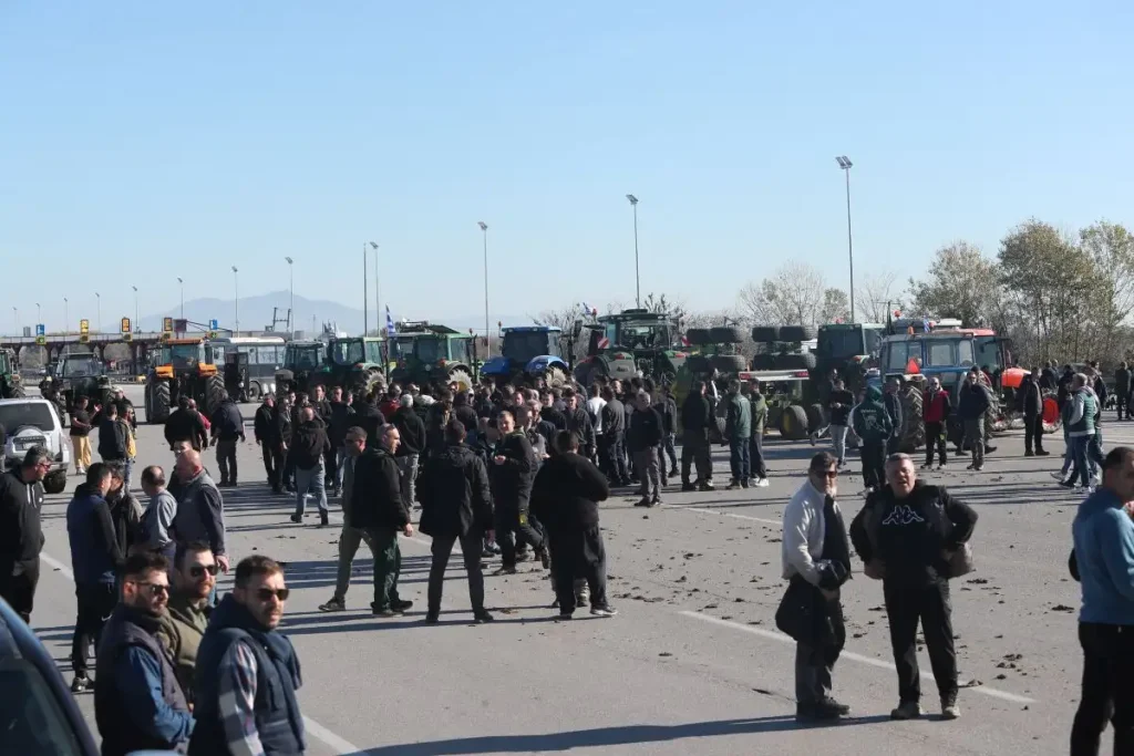 Οι αγρότες έκλεισαν την Εθνική στα Μάλγαρα, αυτοκίνητο έπεσε πάνω σε τρακτέρ - Μπλόκα σε Νίκαια Λάρισας, Καρδίτσα και Κομοτηνή
