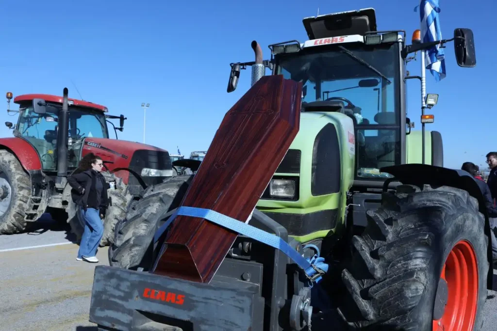 Οι αγρότες έκλεισαν την Εθνική στα Μάλγαρα, αυτοκίνητο έπεσε πάνω σε τρακτέρ - Μπλόκα σε Νίκαια Λάρισας, Καρδίτσα και Κομοτηνή