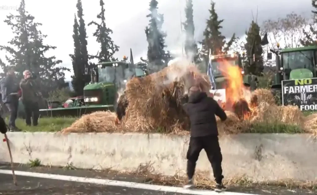 Αγρότες: Νέες κινητοποιήσεις σε Αθηνών–Λαμίας και Εγνατία – Στην Κρήτη αποφάσισαν να αποκλείσουν το αεροδρόμιο Ηρακλείου - Μπλόκα σε Αχαΐα και Αιτωλοακαρνανία