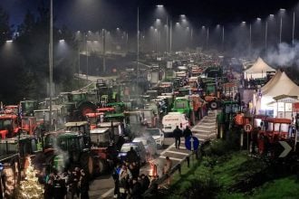 Κυβερνητικές πηγές: "Μια μικρή μειοψηφία αγροτών τινάζει στον αέρα τον διάλογο, μόνες αρμόδιες οι Αρχές σε περίπτωση κλιμάκωσης" - Στις 15:00 η συνάντηση Μητσοτάκη με όσους δέχθηκαν τον διάλογο