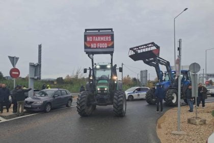 Αγρότες: Μπλόκο σε Πατρών-Πύργου και Ολυμπία οδό, έριξαν γάλα στον δρόμο κι έκαψαν σανό (ΦΩΤΟ)