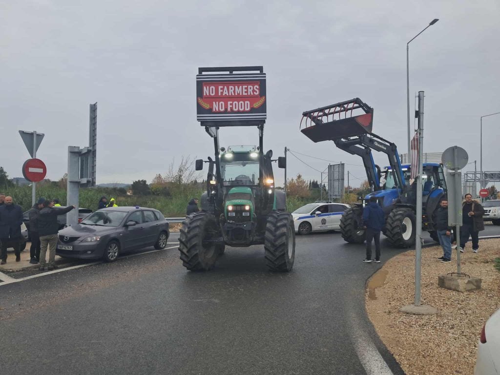 Αγρότες: Μπλόκο σε Πατρών-Πύργου και Ολυμπία οδό, έριξαν γάλα στον δρόμο κι έκαψαν σανό (ΦΩΤΟ)