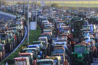 Οι αγρότες στις Σέρρες έσπασαν το μπλόκο της αστυνομίας και πάνε προς το τελωνείο Προμαχώνα