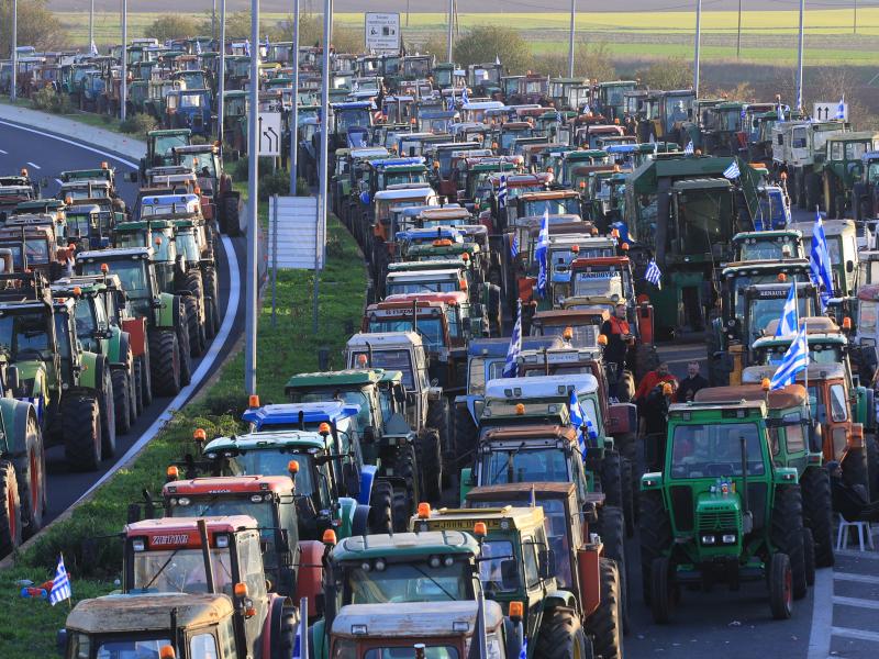 Οι αγρότες στις Σέρρες έσπασαν το μπλόκο της αστυνομίας και πάνε προς το τελωνείο Προμαχώνα