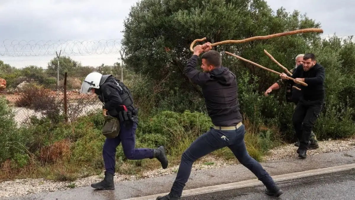 Επεισόδια αγροτών: «Ζητάμε συγγνώμη από τους αστυνομικούς που τραυματίστηκαν», λέει ο πρόεδρος των κτηνοτρόφων Χανίων - Δύο συλλήψεις