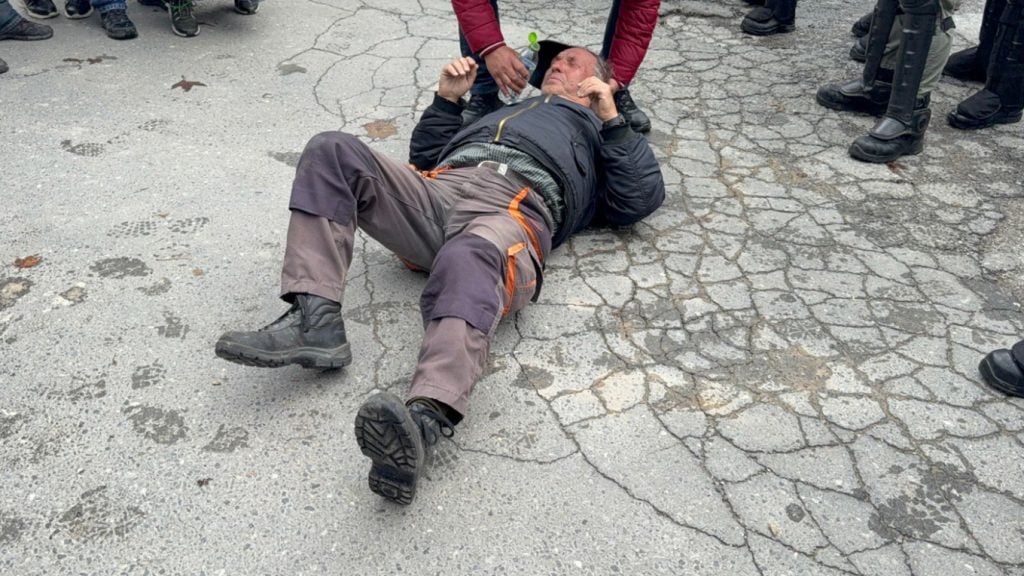 Επεισόδια και χημικά ανάμεσα σε αστυνομικούς και αγρότες που επιχείρησαν να κλείσουν την είσοδο στο αεροδρόμιο «Μακεδονία»