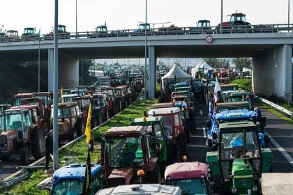 Το υπουργείο Αγροτικής Ανάπτυξης απαντά στην κλιμάκωση των μπλόκων: «Ναι στα λογικά αιτήματα, όχι στην ταλαιπωρία της κοινωνίας»