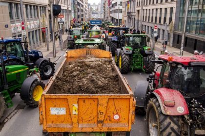 Μπλόκο αγροτών και στις Βρυξέλλες: Επεισόδια και δακρυγόνα έξω από το Ευρωκοινοβούλιο