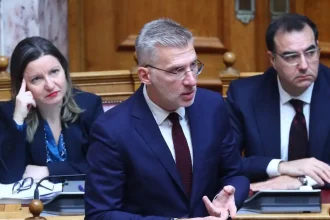 Η Ζωή Κωνσταντοπούλου έκανε «αρένα» τη Βουλή: Μήνυση και αγωγή ανήγγειλε ο Άκης Σκέρτσος – Χυδαίο μήνυμα αποκάλυψε ο Μακάριος Λαζαρίδης