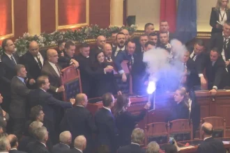 Χάος στο κοινοβούλιο της Αλβανίας: Βουλευτές πιάστηκαν στα χέρια, άναψαν καπνογόνα και πέταξαν νερά