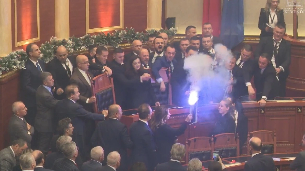 Χάος στο κοινοβούλιο της Αλβανίας: Βουλευτές πιάστηκαν στα χέρια, άναψαν καπνογόνα και πέταξαν νερά