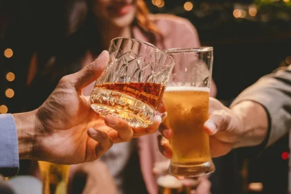 Ο νέος ΚΟΚ και τα αλκοτέστ προκάλεσαν βουτιά στην κατανάλωση σε νυχτερινά μαγαζιά, την πλήρωσαν τα «σκληρά» ποτά