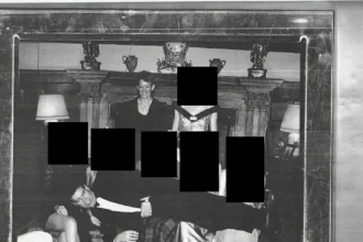 Νέα φωτογραφία «καίει» τον πρίγκιπα Άντριου για το σκάνδαλο Επστάιν: Το πάρτι με τα ναρκωτικά στο εξοχικό της βασίλισσας