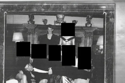 Νέα φωτογραφία «καίει» τον πρίγκιπα Άντριου για το σκάνδαλο Επστάιν: Το πάρτι με τα ναρκωτικά στο εξοχικό της βασίλισσας