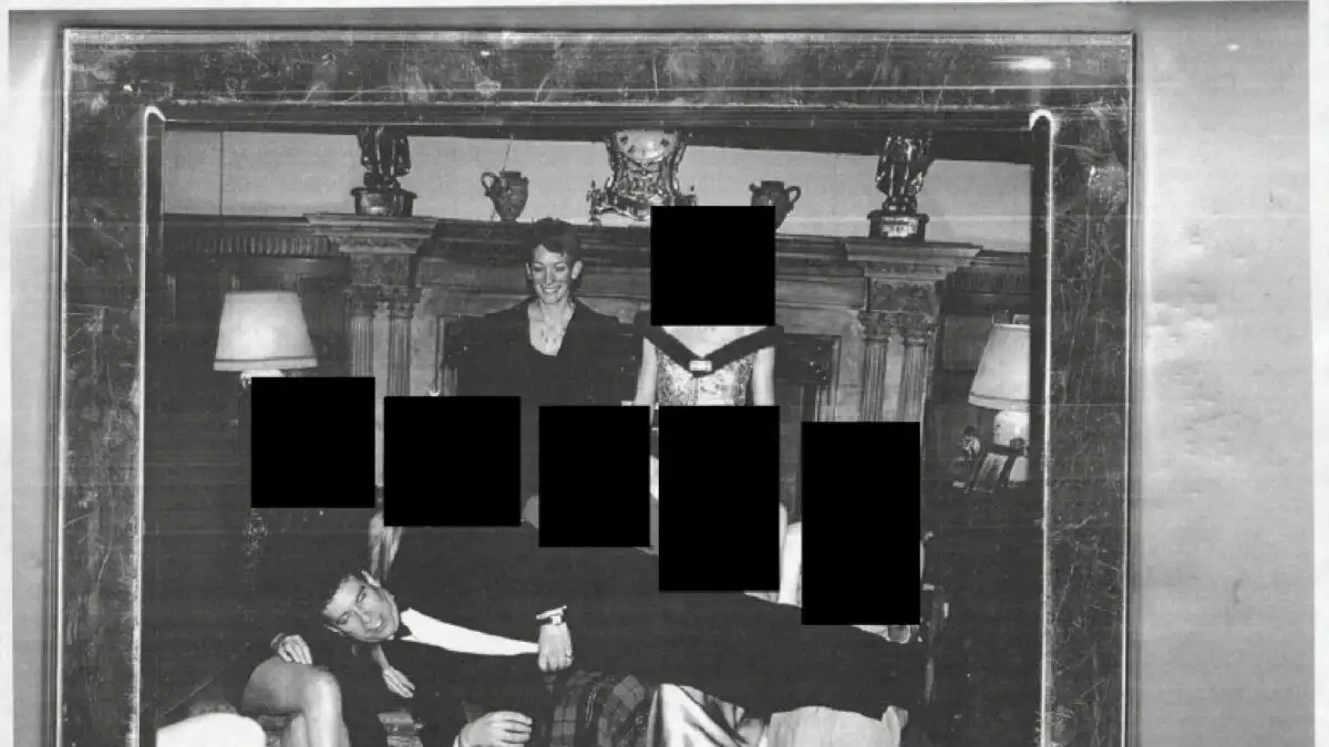 Νέα φωτογραφία «καίει» τον πρίγκιπα Άντριου για το σκάνδαλο Επστάιν: Το πάρτι με τα ναρκωτικά στο εξοχικό της βασίλισσας