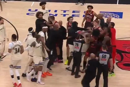 Ο Αντετοκούνμπο κάρφωσε στο τέλος του ματς και προκλήθηκε... σύρραξη με τους Μπουλς, δείτε βίντεο