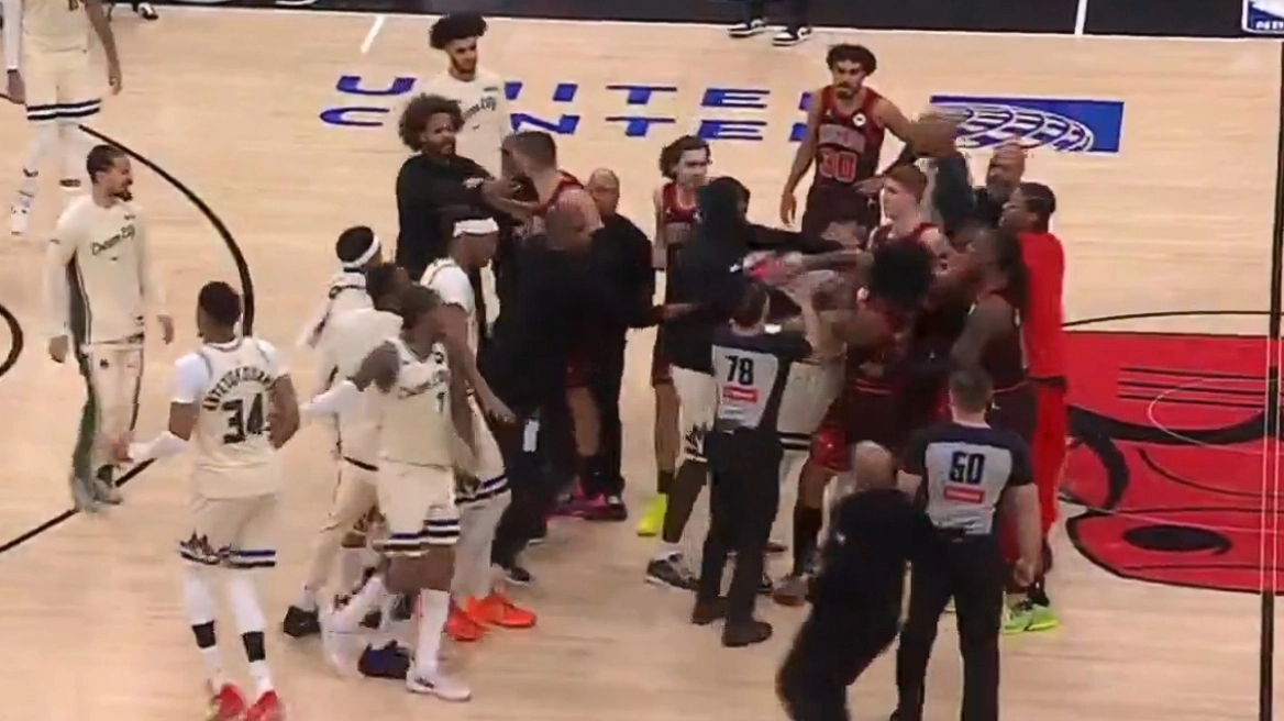 Ο Αντετοκούνμπο κάρφωσε στο τέλος του ματς και προκλήθηκε... σύρραξη ΒΙΝΤΕΟ