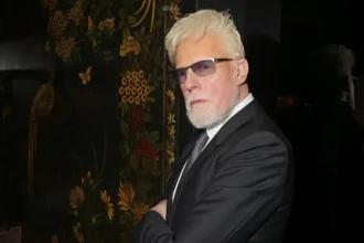 Πέθανε ο θρυλικός σχεδιαστής Antony Price σε ηλικία 80 ετών