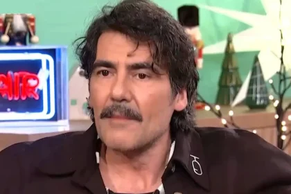 Αντώνης Καρυστινός: «Έκανα ζογκλερικά και περπατούσα με ξυλοπόδαρα στον δρόμο»