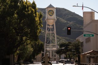 H Warner Bros Discovery απορρίπτει πρόταση εξαγοράς της Paramount - Γιατί προτιμά τη συμφωνία συγχώνευσης με το Netflix