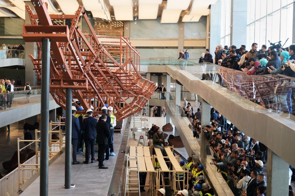 Μεγάλο Αιγυπτιακό Μουσείο: Ενώπιον του κοινού θα συντηρηθεί η ηλιακή λέμβος του Χέοπα