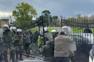 Επεισόδια και χημικά ανάμεσα σε αστυνομικούς και αγρότες που επιχείρησαν να κλείσουν την είσοδο στο αεροδρόμιο «Μακεδονία»