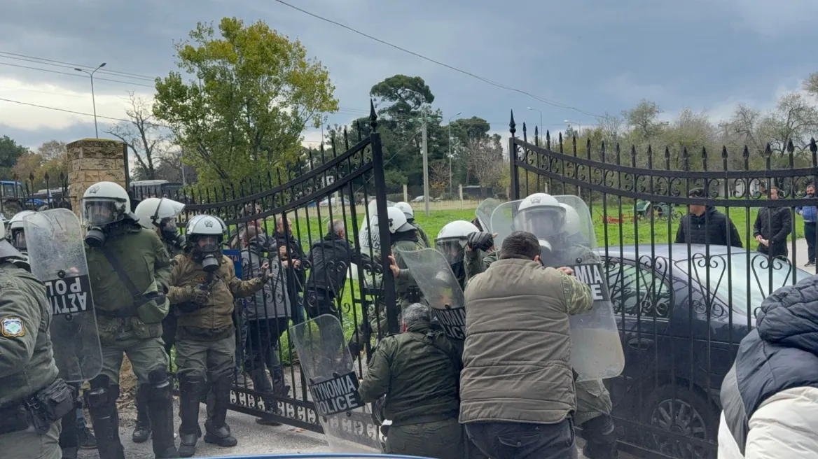 Επεισόδια και χημικά ανάμεσα σε αστυνομικούς και αγρότες που επιχείρησαν να κλείσουν την είσοδο στο αεροδρόμιο «Μακεδονία»
