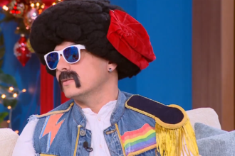 Αποστόλης Μπαρμπαγιάννης: «Ζούμε το εξωπραγματικό να μιλούν για τη σάτιρα άνθρωποι που δεν έχουν σχέση»