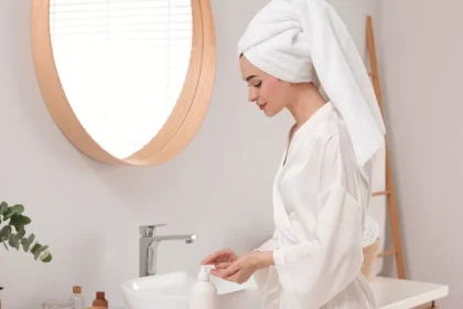 Μικροβιακές «βόμβες» στο μπάνιο: Το αθώο λάθος που κάνουμε όλοι και κινδυνεύουμε από μολύνσεις