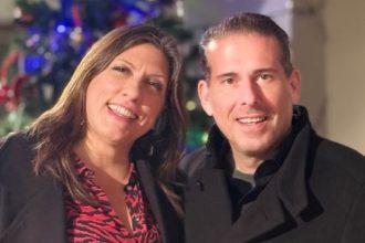 Χριστουγεννιάτικο ρεβεγιόν για Ζωή Κωνσταντοπούλου και Διαμαντή Καραναστάση με γαλοπούλα και κρασί