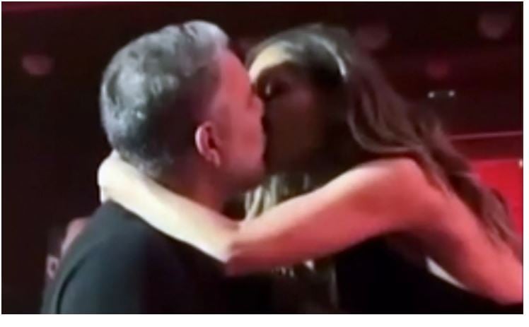 Βασίλης Μπισμπίκης: Το παθιασμένο φιλί στη Δέσποινα Βανδή – «Πάω να την θαυμάσω»