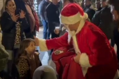 O «Άγιος Βασίλης» μοίρασε δώρα στα παιδιά των αγροτών στο μπλόκο της Νίκαιας