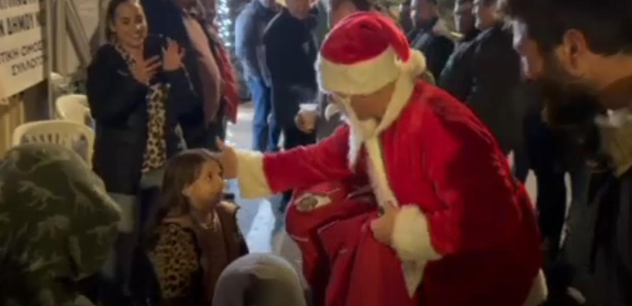 O «Άγιος Βασίλης» μοίρασε δώρα στα παιδιά των αγροτών στο μπλόκο της Νίκαιας