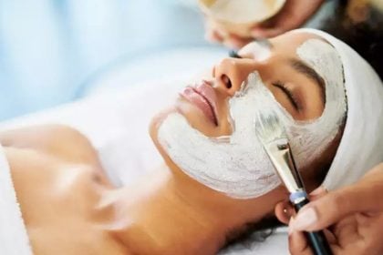 Λάμψη στο πρόσωπο: Το απόλυτο beauty ritual πριν τις γιορτές