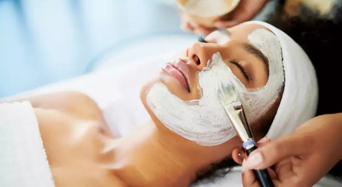 Λάμψη στο πρόσωπο: Το απόλυτο beauty ritual πριν τις γιορτές