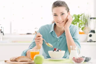 Επτά τρόφιμα που μια διατροφολόγος τρώει για πρωινό – Για γερή καρδιά και κοφτερό μυαλό