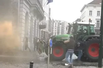 Μπλόκο αγροτών και στις Βρυξέλλες: Επεισόδια και δακρυγόνα έξω από το Ευρωκοινοβούλιο