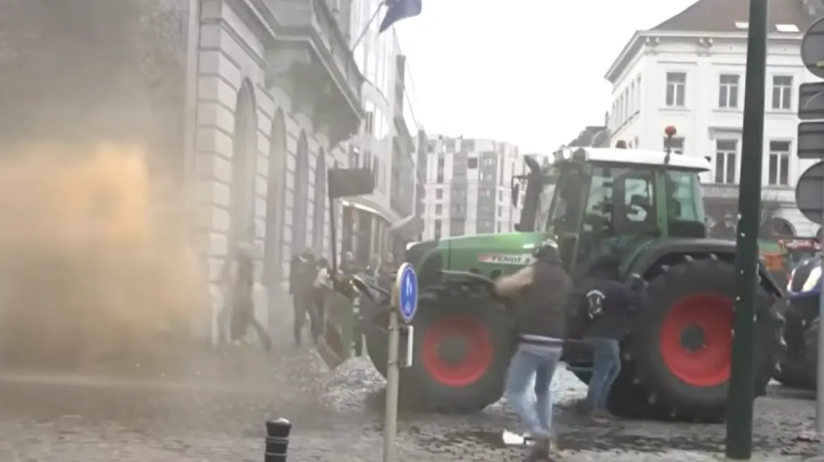 Μπλόκο αγροτών και στις Βρυξέλλες: Επεισόδια και δακρυγόνα έξω από το Ευρωκοινοβούλιο