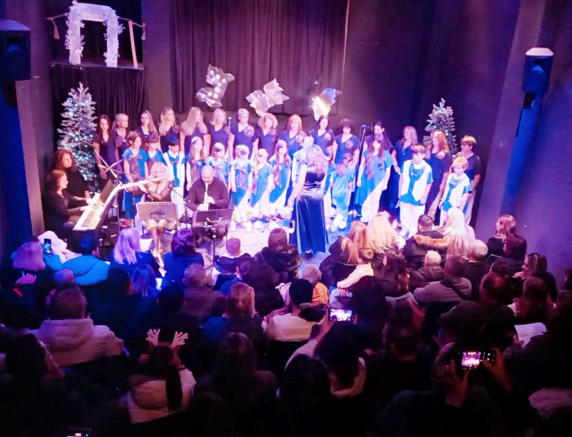 Τα «Ηχοχρώματα» Χορωδία & Καλλιτεχνικό Εργαστήρι Πάτρας  ταξίδεψαν στον κόσμο των Χριστουγέννων